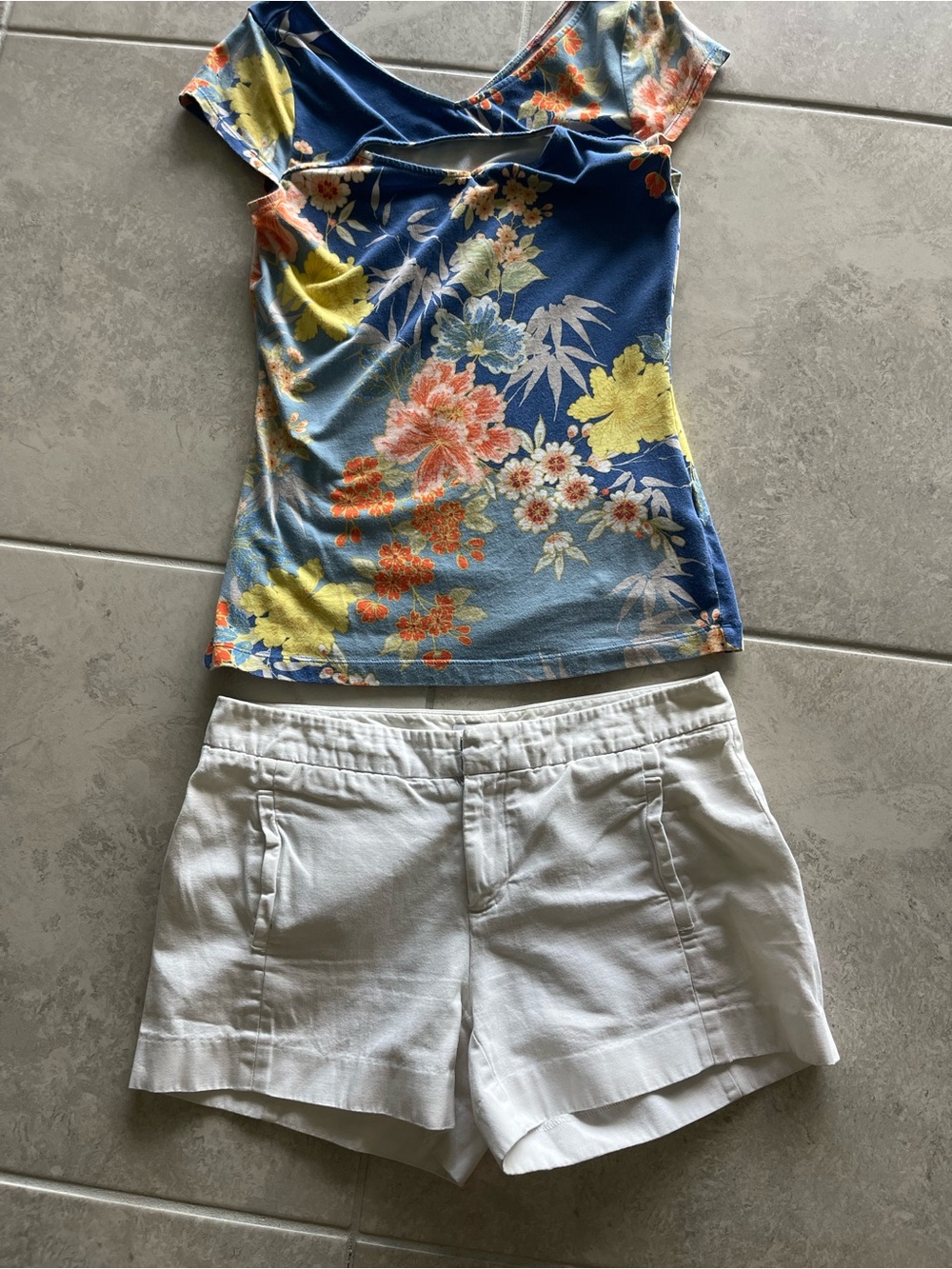 GUESS Floral Top & GAP White Shorts – 2-Piece Summer Outfit